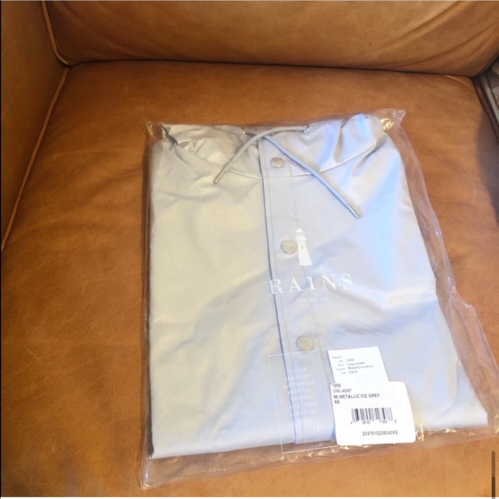 ARITZIA • RAINS • waterproof hooded rain jacket - Picture 8 of 8